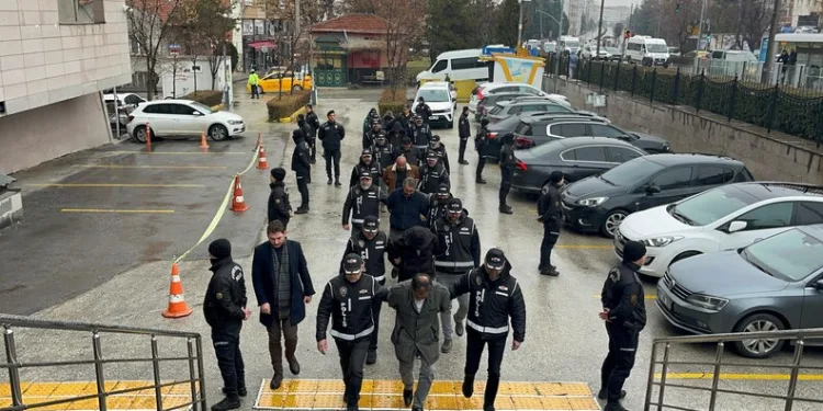 Eşinin akrabalarına inandı hem parasından hem aracından oldu