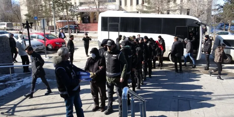 Eşinin akrabalarına inandı hem parasından hem aracından oldu
