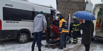Çaycuma’da kar ve buz kazaya neden oldu