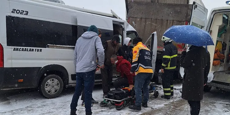 Çaycuma’da kar ve buz kazaya neden oldu