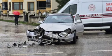 Yağış yüzünden kayganlaşan yolda 3 araç kazaya karıştı