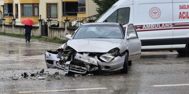 Yağış yüzünden kayganlaşan yolda 3 araç kazaya karıştı