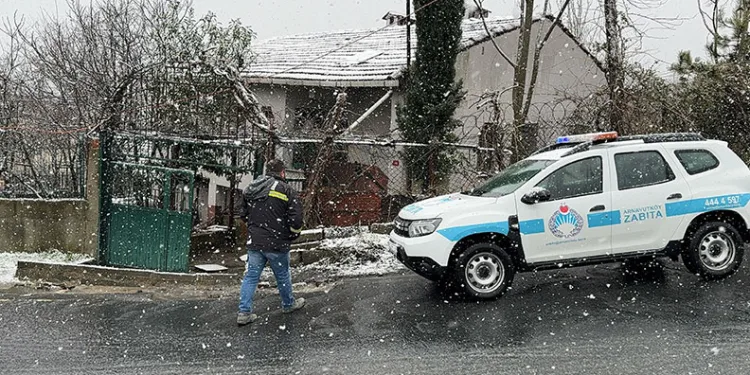 Yeraltındaki elektrik kabloları patladı, cadde trafiğe kapatıldı