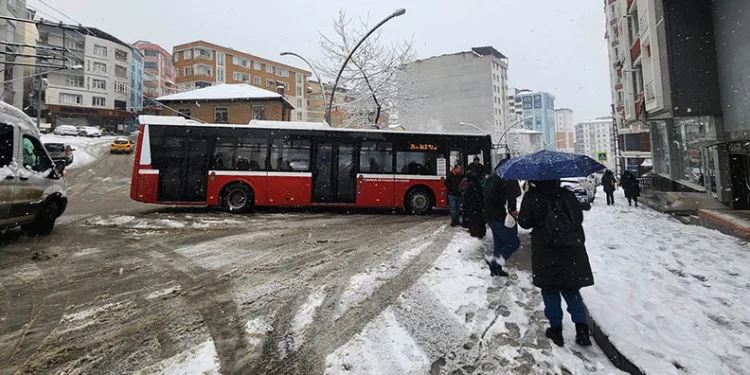 Samsun’da kar çileye dönüştü