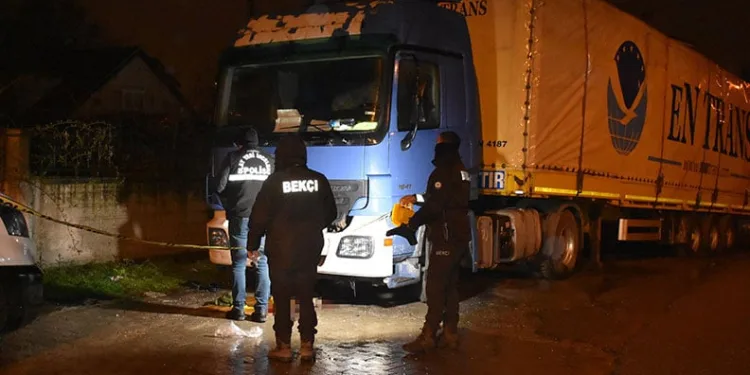 Tamir etmek istediği TIR’ın altında kaldı