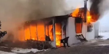 Van’da prefabrik ev alevlere teslim oldu
