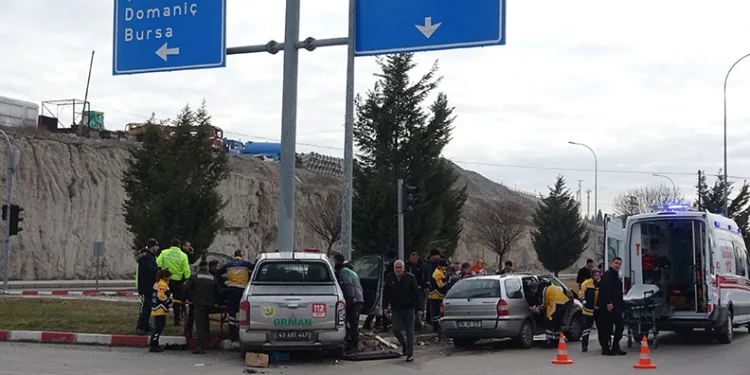 Tavşanlı’da otomobil ile kamyonet çarpıştı, 4 yaralı