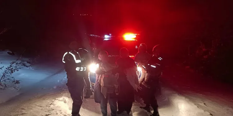 Karda mahsur kalan 6 kişilik aile jandarma ekiplerince kurtarıldı