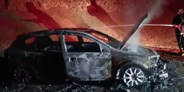 Yanan otomobil hurda yığınına döndü