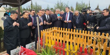 Özgür Özel, Adıyaman’da deprem şehitliğine karanfil bıraktı