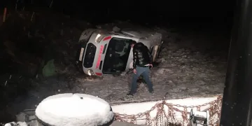 Devrilen ambulansın sürücüsü yaralandı