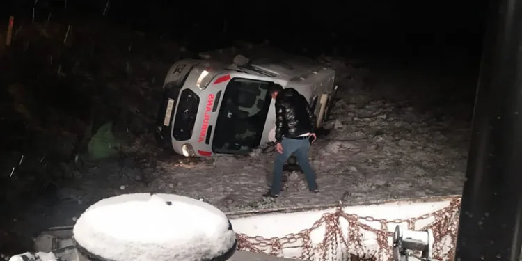 Devrilen ambulansın sürücüsü yaralandı