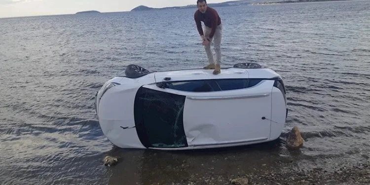 Balıkesir’de virajı alamayan otomobil takla atarak denize düştü
