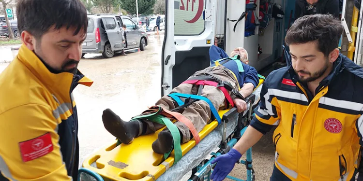 Çatıdan düşen kişi ağır yaralandı