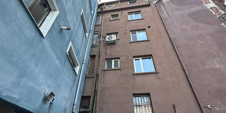 Köpek, beşinci kattan park halindeki aracın üzerine düştü