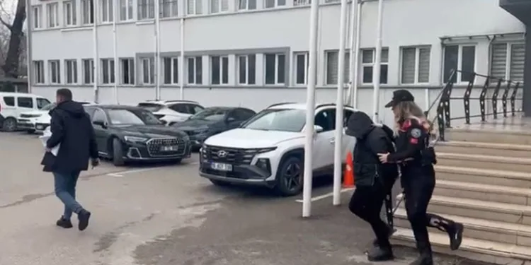 Kendisini polis olarak tanıtıp yaşlı kadını dolandırdı