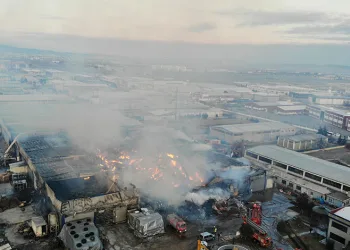 Fabrika yangını kontrol altına alındı