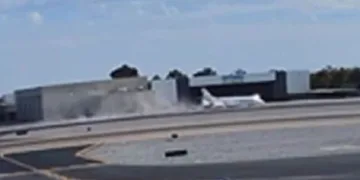 ABD’de pistten çıkan jet, park halindeki jete çarptı: 1 ölü, 4 yaralı