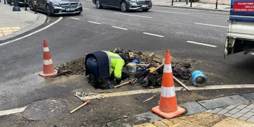 Kadıköy’de su borusu patladı, tazyikli su metrelerce yükseğe fışkırdı