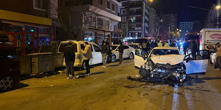 Otomobil ile çarpışan itfaiye aracı park halindeki araçlara vurdu