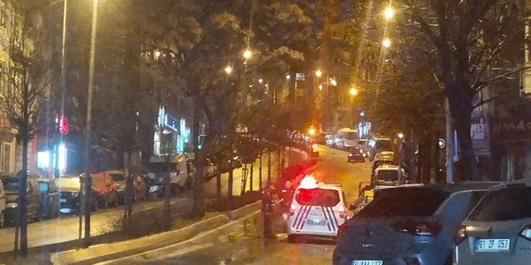 İstinat duvarı yan yattı, 4 katlı 2 bina tedbiren boşaltıldı