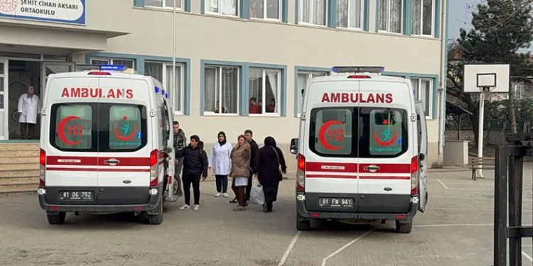 Düzce’de karın ağrısı şikayetiyle 5 öğrenci hastaneye kaldırıldı