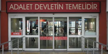 16 yaşındaki kızı otobüste istismar ettiği iddia edilen şoför beraat etti