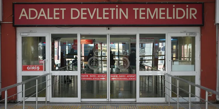 16 yaşındaki kızı otobüste istismar ettiği iddia edilen şoför beraat etti
