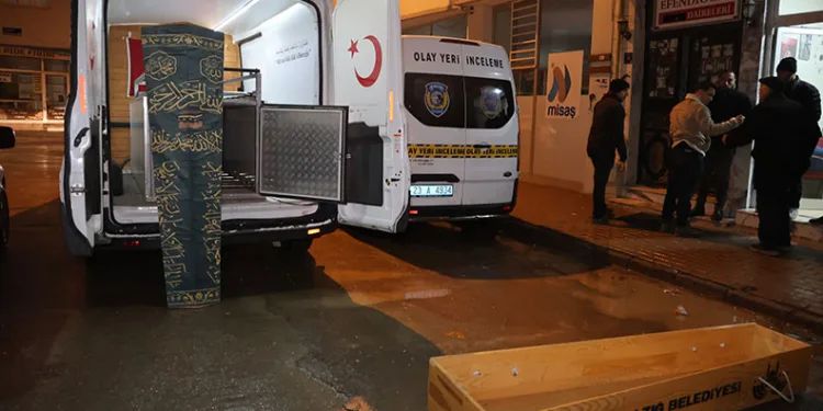 Genç kadın kiraladığı apartta ölü bulundu