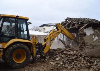 Yenişehir’de metruk binalar yıkılıyor