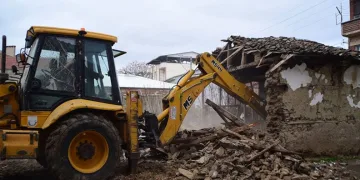Yenişehir’de metruk binalar yıkılıyor