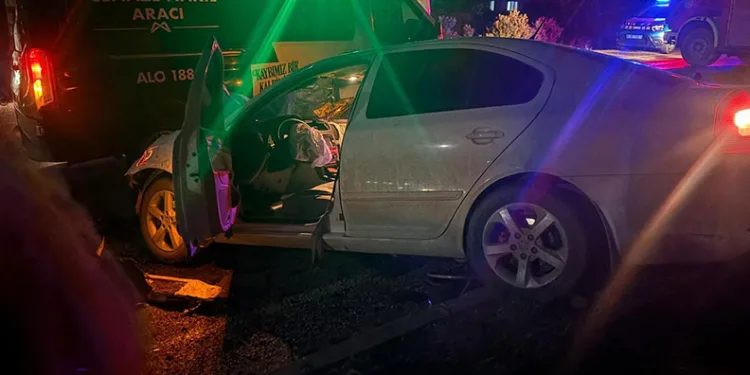 Mersin’de karşı şeride geçen tır iki araca çarptı: 1 ölü, 4 yaralı