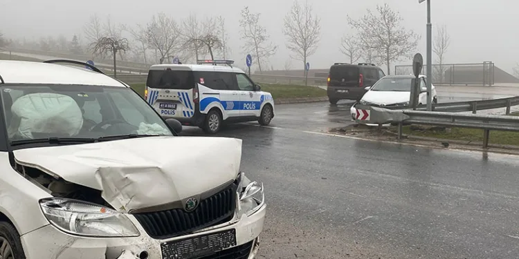 İki otomobilin çarpıştığı kazada sürücüler yaralandı
