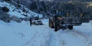 Antalya’da yolda mahsur kalan 3 kişi kurtarıldı