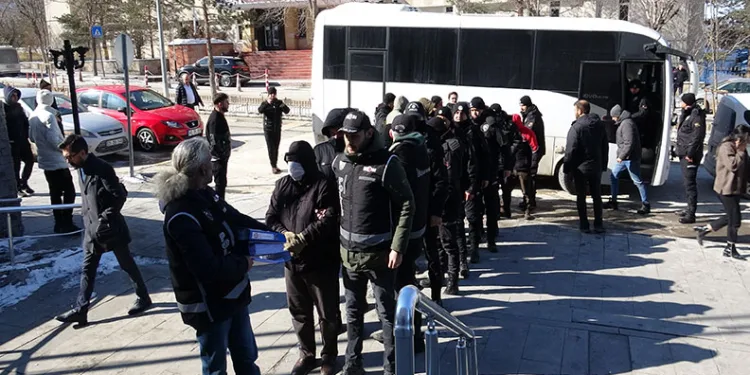 İzmir’de uyuşturucu taciri 15 binin üzerinde hapla yakalandı