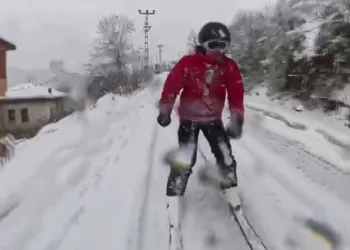 Sokakları kayak pistine çevirdi