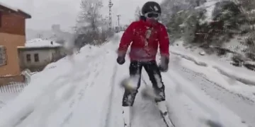 Sokakları kayak pistine çevirdi