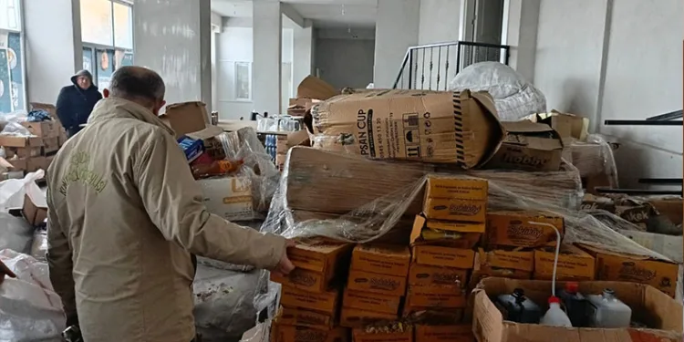 Alevlerin arasında kalan kedi kurtarıldı