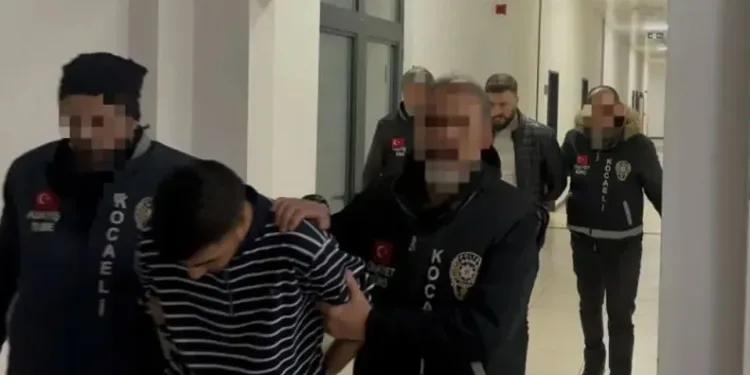 Hastane randevusuna giderken karlı yolda şarampole devrildiler: 3 yaralı