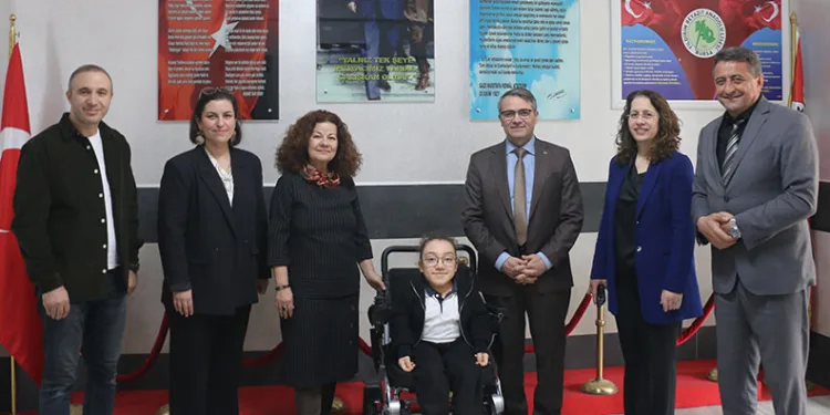 Lise öğrencisinin akülü araç sevinci