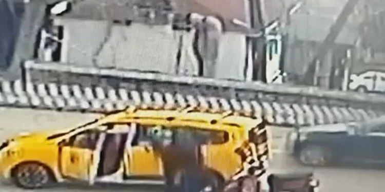 Taksiciyle, motosikletli kavgaya tutuştu, cadde ringe döndü