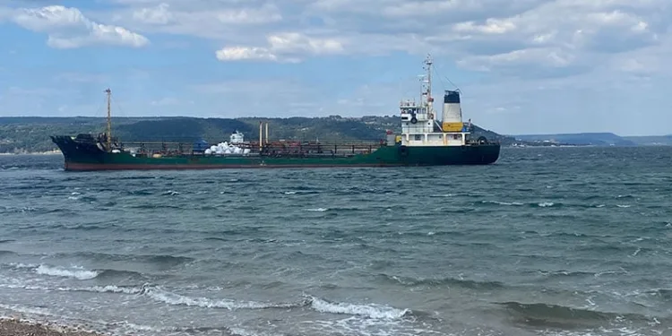 Çanakkale Boğazı’nda atık taşıma tankeri karaya oturdu