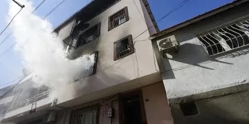 Yangında mahsur kalan kişi itfaiye ekiplerince kurtarıldı