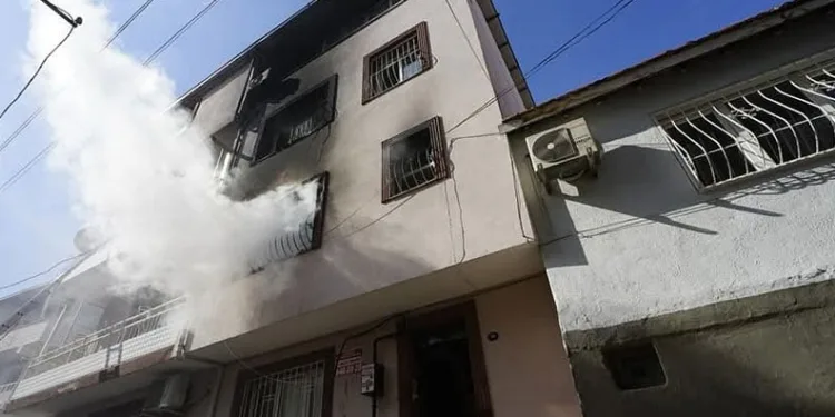 Yangında mahsur kalan kişi itfaiye ekiplerince kurtarıldı