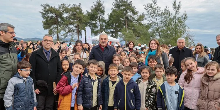 Minik elleriyle fidanları toprakla buluşturdular