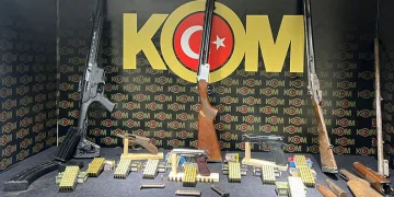İzmir’de yasa dışı silah ticareti operasyonunda 1 kişi yakalandı
