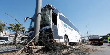 Direksiyonu kilitlenen yolcu otobüsü direğe çaptı: 1 yaralı