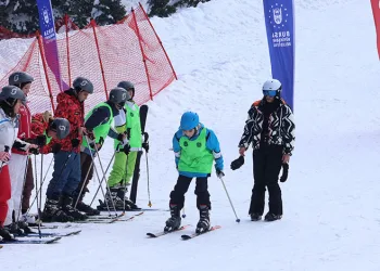 Uludağ’da öğrencilerin kayak heyecanı