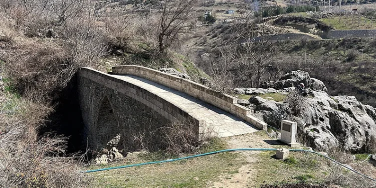 Tarihi köprü 15. yüzyıldan beri ayakta