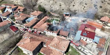 Kastamonu’da çıkan yangında 2 ev, 1 araç yandı